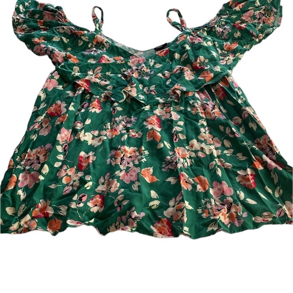 NWT Torrid  green floral blouse size 1x - Picture 2 of 10